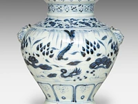 A chinese yuan blue and white 'lotus pond' jar, paired with lion handles, h 26,5 cm - afbeelding 2 van  6