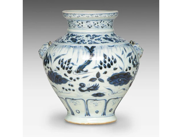 A chinese yuan blue and white 'lotus pond' jar, paired with lion handles, h 26,5 cm - afbeelding 3 van  6