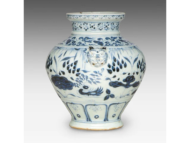 A chinese yuan blue and white 'lotus pond' jar, paired with lion handles, h 26,5 cm - afbeelding 4 van  6