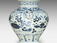A chinese yuan blue and white 'lotus pond' jar, paired with lion handles, h 26,5 cm - afbeelding 4 van  6