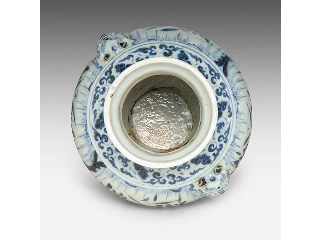 A chinese yuan blue and white 'lotus pond' jar, paired with lion handles, h 26,5 cm - afbeelding 5 van  6