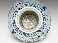 A chinese yuan blue and white 'lotus pond' jar, paired with lion handles, h 26,5 cm - afbeelding 5 van  6