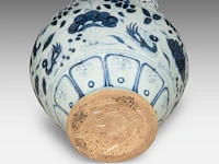 A chinese yuan blue and white 'lotus pond' jar, paired with lion handles, h 26,5 cm - afbeelding 6 van  6