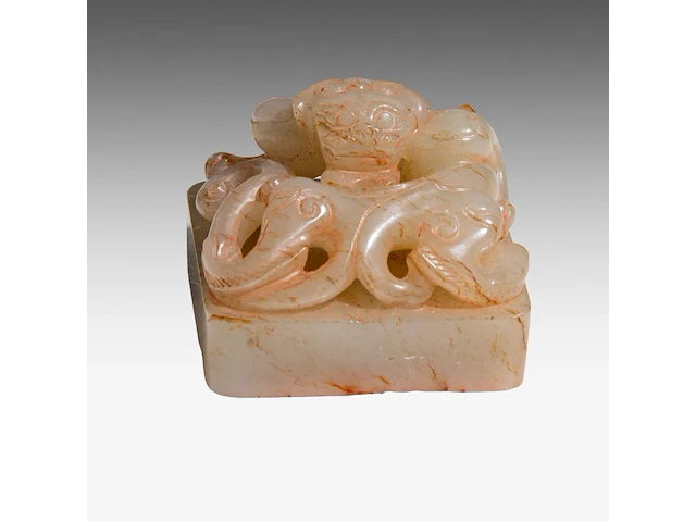 A chinese yuan carved jade ‘chilong’ seal, h 3 - 4 × 4 cm - afbeelding 1 van  7