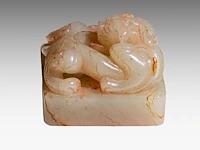 A chinese yuan carved jade ‘chilong’ seal, h 3 - 4 × 4 cm - afbeelding 3 van  7