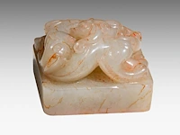 A chinese yuan carved jade ‘chilong’ seal, h 3 - 4 × 4 cm - afbeelding 4 van  7