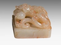 A chinese yuan carved jade ‘chilong’ seal, h 3 - 4 × 4 cm - afbeelding 5 van  7