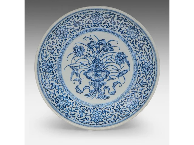 A chinese yuan/ming style blue and white 'flower bouquet' plate, ø 35 cm - afbeelding 1 van  2