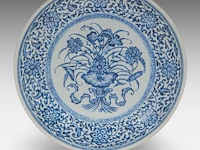 A chinese yuan/ming style blue and white 'flower bouquet' plate, ø 35 cm