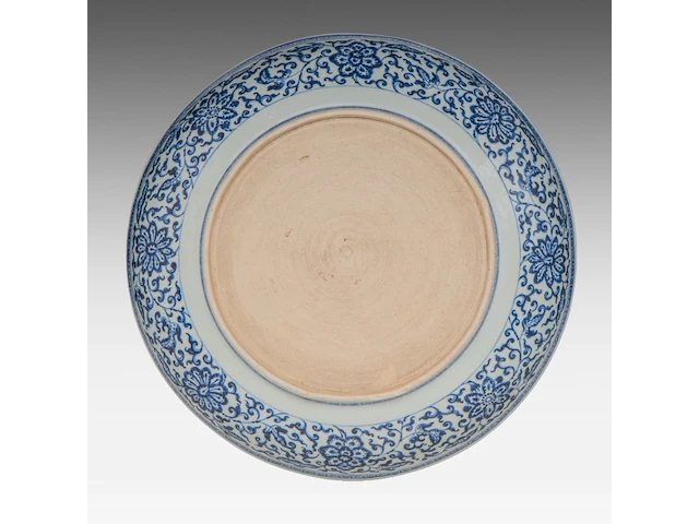 A chinese yuan/ming style blue and white 'flower bouquet' plate, ø 35 cm - afbeelding 2 van  2