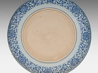 A chinese yuan/ming style blue and white 'flower bouquet' plate, ø 35 cm - afbeelding 2 van  2