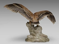 A cold-painted vienna bronze eagle on a rock 30.5 x 42 cm. (12.00 x 16.53 in.) - afbeelding 4 van  7