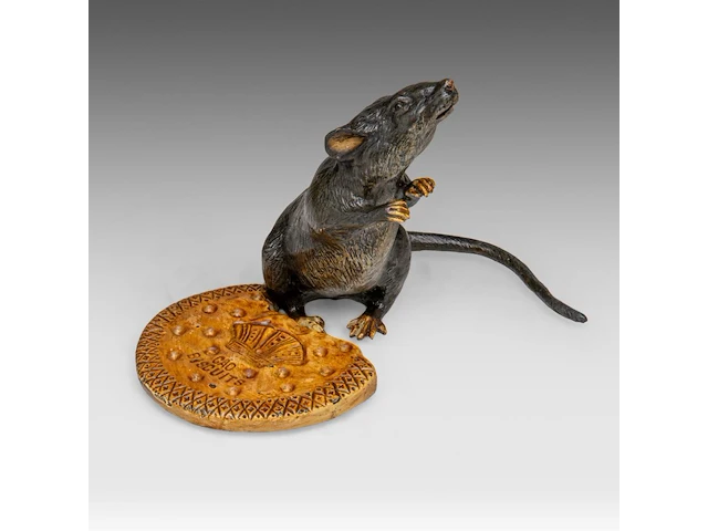 A cold-painted vienna bronze mouse with biscuit by franz xavier bergmann (1861-1936) 12 x 16 x 10 cm. (4.71 x 6.29 x 3.94 in.) - afbeelding 1 van  8