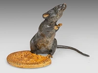 A cold-painted vienna bronze mouse with biscuit by franz xavier bergmann (1861-1936) 12 x 16 x 10 cm. (4.71 x 6.29 x 3.94 in.) - afbeelding 2 van  8