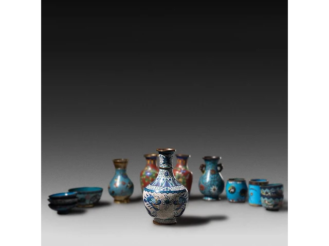 A collection of 10 japanese cloisonné enameled vases and bowls, 19th/20thc, tallest h 22 cm - afbeelding 1 van  5