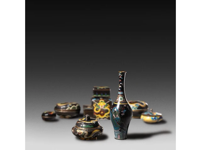 A collection of 10 japanese cloisonné enameled vases, boxes and bowls, 19th/20thc, tallest h 25 cm - afbeelding 1 van  13