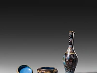 A collection of 10 japanese cloisonné enameled vases, boxes and bowls, 19th/20thc, tallest h 25 cm - afbeelding 7 van  13
