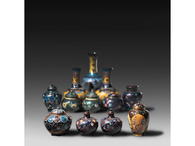 A collection of 12 chinese/japanese cloisonné enameled vases and jars, 19th/20thc, tallest h 21,5 cm - afbeelding 1 van  4