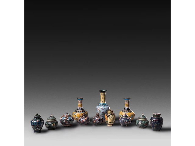 A collection of 12 chinese/japanese cloisonné enameled vases and jars, 19th/20thc, tallest h 21,5 cm - afbeelding 2 van  4