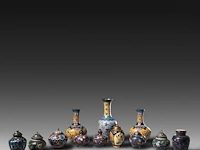 A collection of 12 chinese/japanese cloisonné enameled vases and jars, 19th/20thc, tallest h 21,5 cm - afbeelding 2 van  4