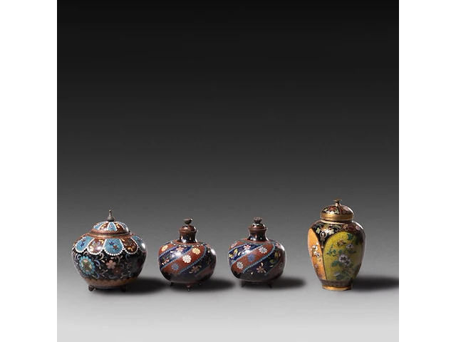 A collection of 12 chinese/japanese cloisonné enameled vases and jars, 19th/20thc, tallest h 21,5 cm - afbeelding 3 van  4