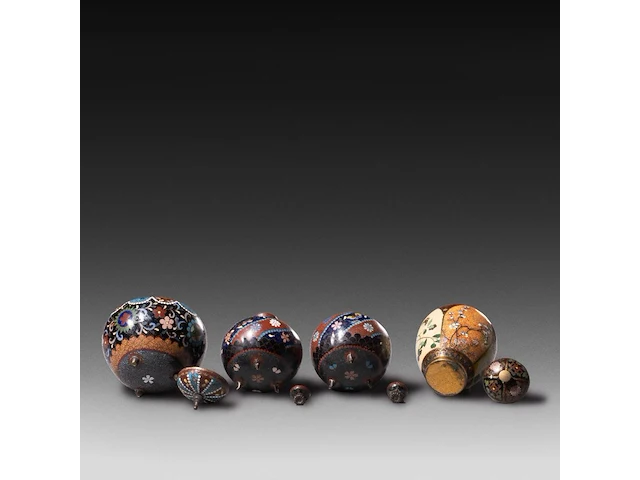 A collection of 12 chinese/japanese cloisonné enameled vases and jars, 19th/20thc, tallest h 21,5 cm - afbeelding 4 van  4