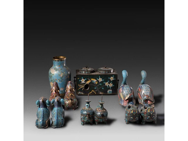 A collection of 12 japanese cloisonné enameled censers in the shape of animals, added a ditto vase and tea caddy, 19th/20thc, tallest h 26,5 cm - afbeelding 2 van  5