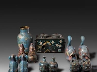 A collection of 12 japanese cloisonné enameled censers in the shape of animals, added a ditto vase and tea caddy, 19th/20thc, tallest h 26,5 cm - afbeelding 2 van  5