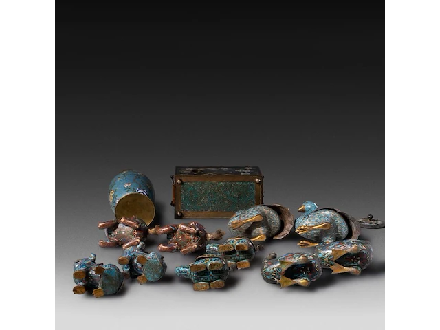 A collection of 12 japanese cloisonné enameled censers in the shape of animals, added a ditto vase and tea caddy, 19th/20thc, tallest h 26,5 cm - afbeelding 3 van  5