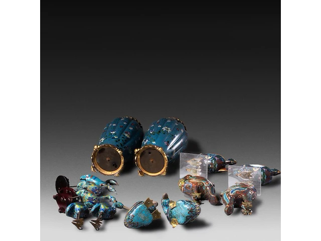 A collection of 13 japanese cloisonné enameled vases and censers in the shape of animals, 19th/20thc, tallest h 37 cm - afbeelding 2 van  7