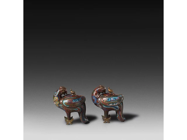 A collection of 13 japanese cloisonné enameled vases and censers in the shape of animals, 19th/20thc, tallest h 37 cm - afbeelding 7 van  7