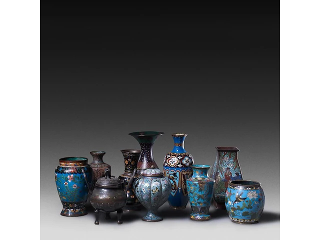 A collection of 15 chinese/japanese cloisonné enameled vases and censers in the shape of animals, 19th/20thc, tallest h 25,5 cm - afbeelding 2 van  5