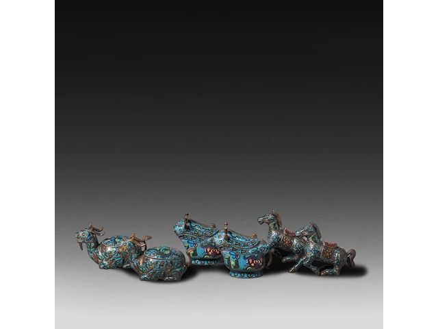 A collection of 16 japanese cloisonné enameled vases and censers in the shape of animals, 19th/20thc, tallest h 27 cm - afbeelding 4 van  4