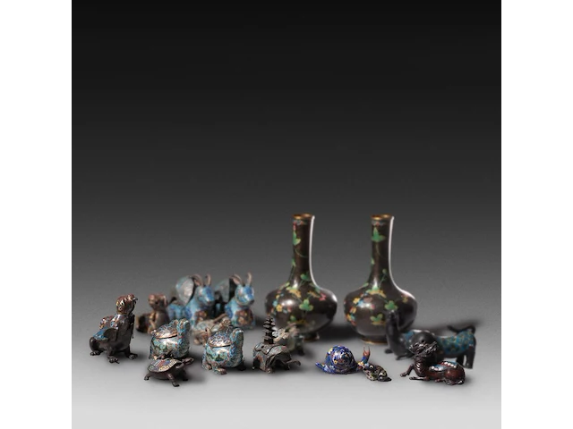 A collection of 18 chinese/japanese cloisonné enameled vases and censers in the shape of animals, 19th/20thc, tallest h 26,5 cm - afbeelding 1 van  3