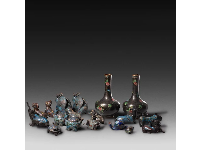 A collection of 18 chinese/japanese cloisonné enameled vases and censers in the shape of animals, 19th/20thc, tallest h 26,5 cm - afbeelding 2 van  3