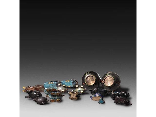 A collection of 18 chinese/japanese cloisonné enameled vases and censers in the shape of animals, 19th/20thc, tallest h 26,5 cm - afbeelding 3 van  3