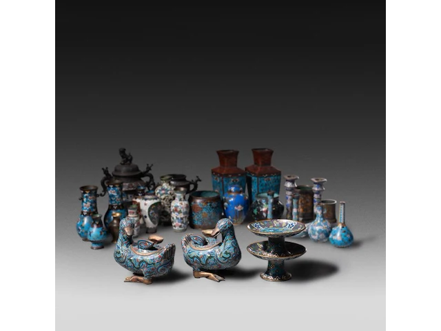 A collection of 18 japanese cloisonné enameled vases, plates, bowls and censers, 19th/20thc, tallest h 26,5 cm - afbeelding 1 van  4