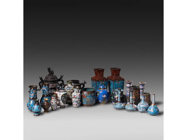 A collection of 18 japanese cloisonné enameled vases, plates, bowls and censers, 19th/20thc, tallest h 26,5 cm - afbeelding 2 van  4