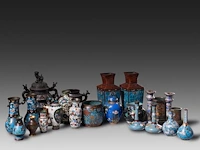 A collection of 18 japanese cloisonné enameled vases, plates, bowls and censers, 19th/20thc, tallest h 26,5 cm - afbeelding 2 van  4