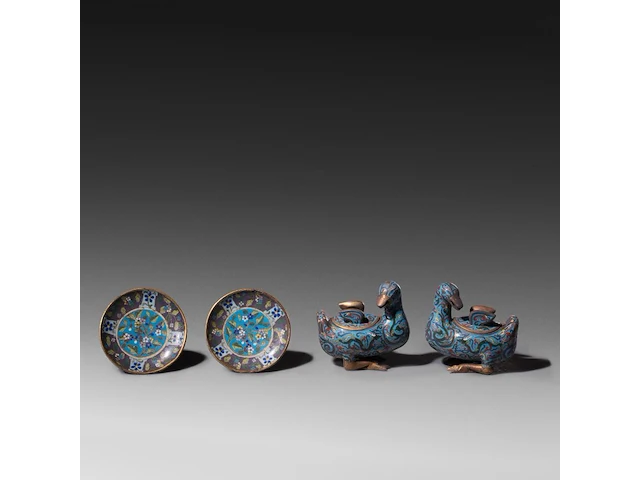 A collection of 18 japanese cloisonné enameled vases, plates, bowls and censers, 19th/20thc, tallest h 26,5 cm - afbeelding 3 van  4