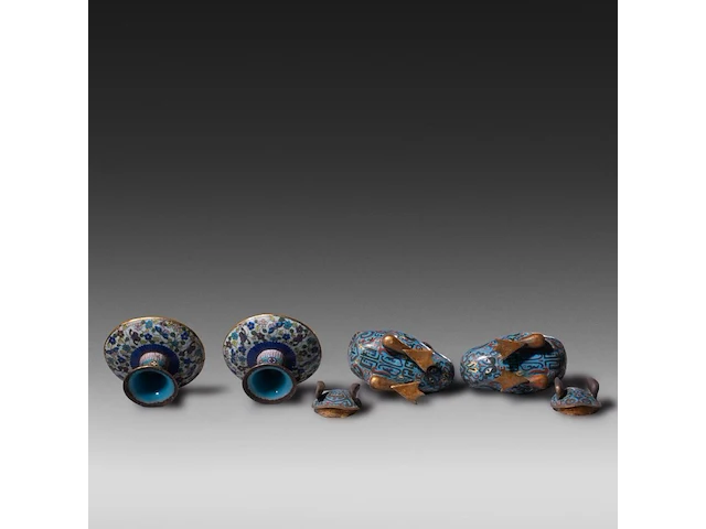A collection of 18 japanese cloisonné enameled vases, plates, bowls and censers, 19th/20thc, tallest h 26,5 cm - afbeelding 4 van  4