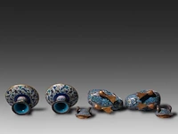 A collection of 18 japanese cloisonné enameled vases, plates, bowls and censers, 19th/20thc, tallest h 26,5 cm - afbeelding 4 van  4