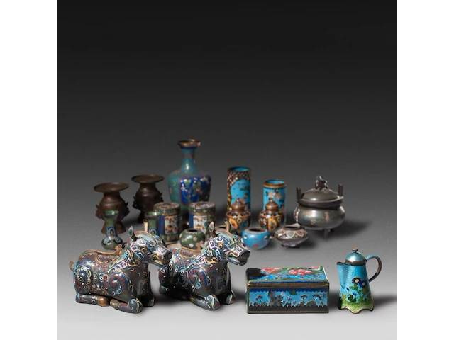 A collection of 20 japanese cloisonné enameled vases and jars, 19th/20thc, tallest h 23 cm - afbeelding 1 van  5