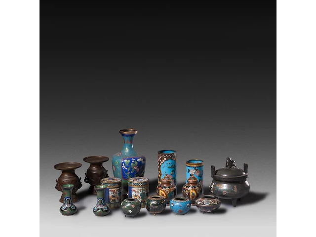 A collection of 20 japanese cloisonné enameled vases and jars, 19th/20thc, tallest h 23 cm - afbeelding 2 van  5