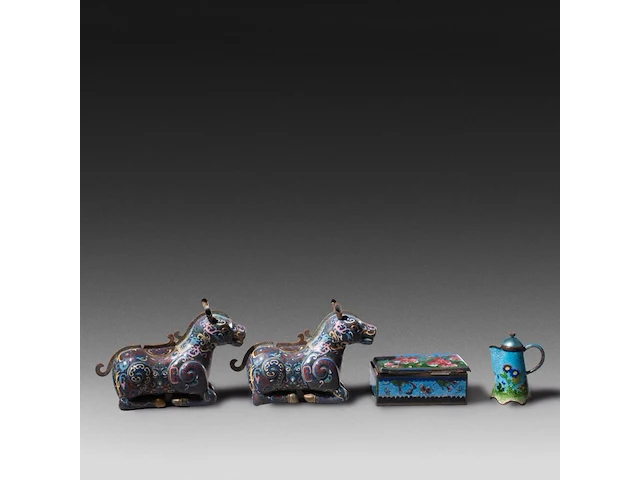 A collection of 20 japanese cloisonné enameled vases and jars, 19th/20thc, tallest h 23 cm - afbeelding 3 van  5