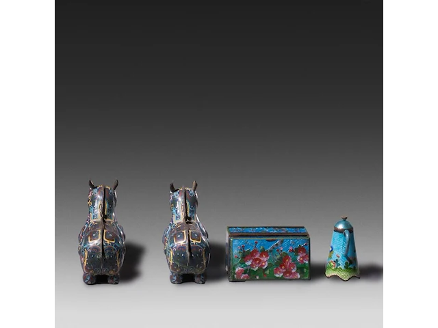 A collection of 20 japanese cloisonné enameled vases and jars, 19th/20thc, tallest h 23 cm - afbeelding 4 van  5