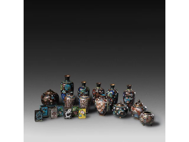 A collection of 21 japanese cloisonné enameled vases, censers and boxes, 19th/20thc, tallest h 20 cm - afbeelding 2 van  5