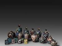 A collection of 21 japanese cloisonné enameled vases, censers and boxes, 19th/20thc, tallest h 20 cm - afbeelding 2 van  5