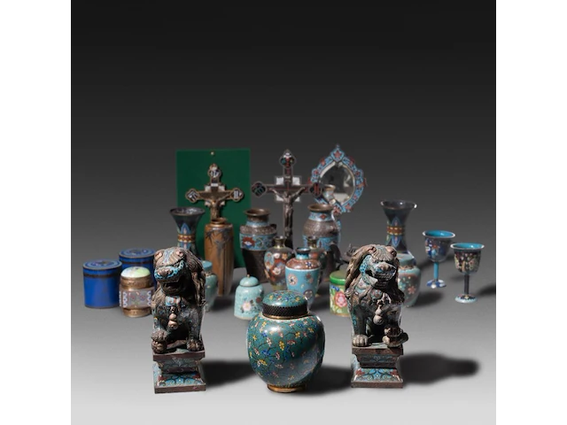 A collection of 24 japanese cloisonné enameled objects, 19th/20thc, tallest h 23 cm - afbeelding 1 van  4