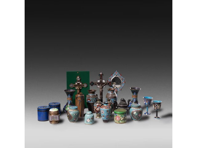 A collection of 24 japanese cloisonné enameled objects, 19th/20thc, tallest h 23 cm - afbeelding 2 van  4